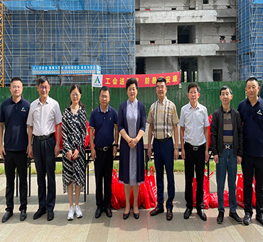 南通市人大常委會(huì)副主任、市總工會(huì)主席葛玉琴到集團(tuán)承建的項(xiàng)目開(kāi)展夏季慰問(wèn)活動(dòng)